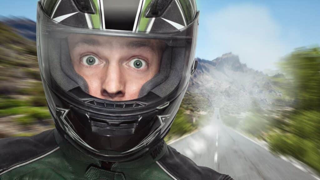 Unsicherheit nach Motorradsturz - Motorradfahrer mit erschrockenem Blick im Helm