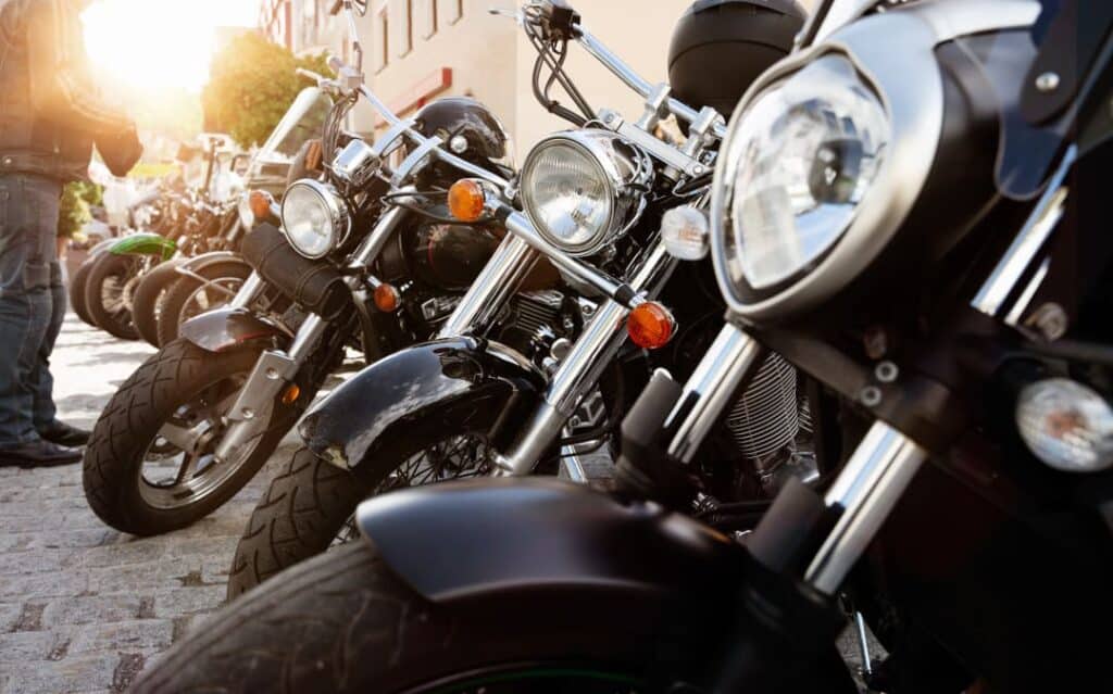 Motorrad Apps für Community – mehrere Motorräder bei einem Bikertreffen in der Stadt