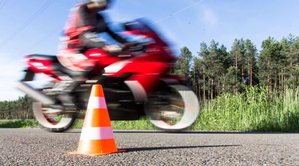 Nach Motorradsturz - Motorradfahrer übt Slalomfahren mit Pylonen