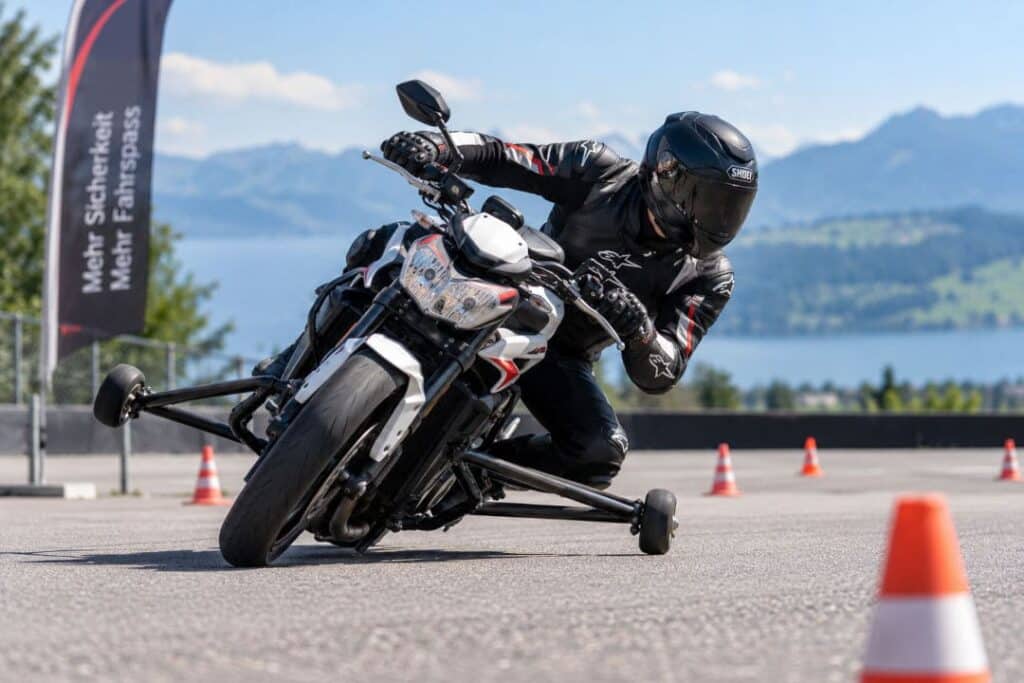 Motorrad beim Schräglagentraining Basic mit speziell ausgerüstetem Trainingsmotorrad