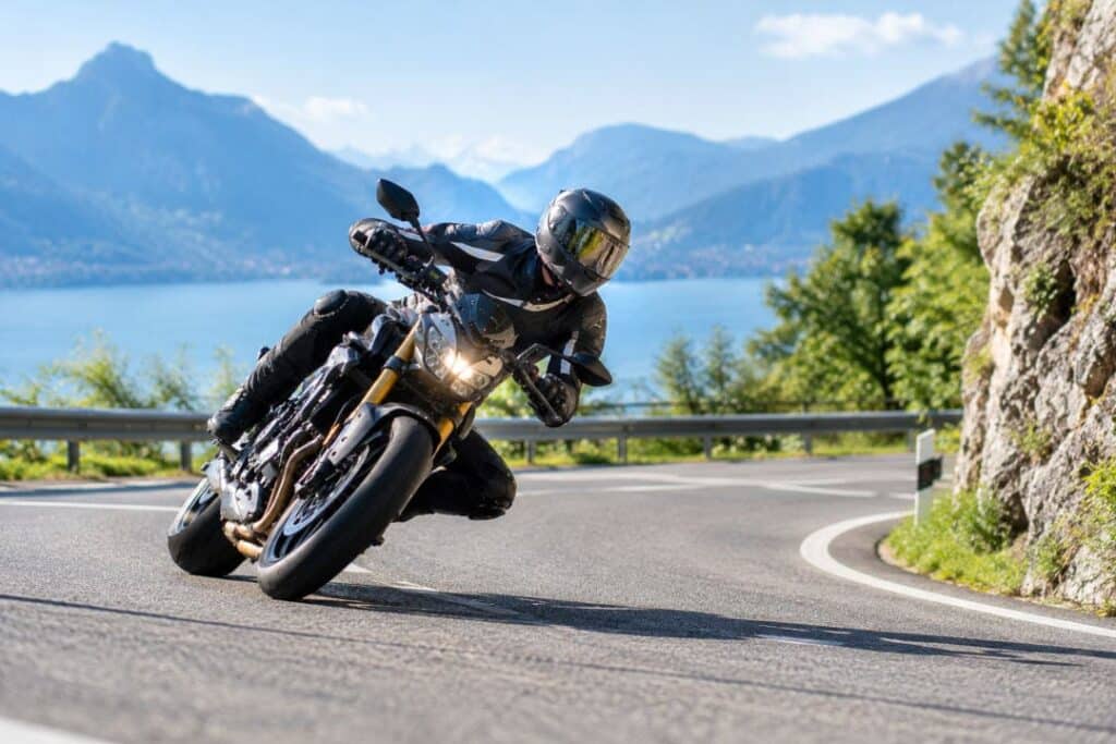 Motorradfahrer beim Schräglagentraining Refresh mit dem eigenen Motorrad